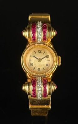 une photo en gros plan d'une montre en or sertie de pierres roses et blanches