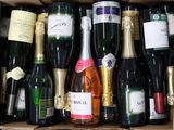 plusieurs bouteilles de vin dans un carton, avec des étiquettes dessus