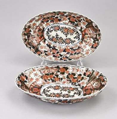 une paire d'assiettes ornées de motifs floraux
