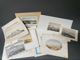 plusieurs vieilles cartes postales de différents types et formats posées sur une table