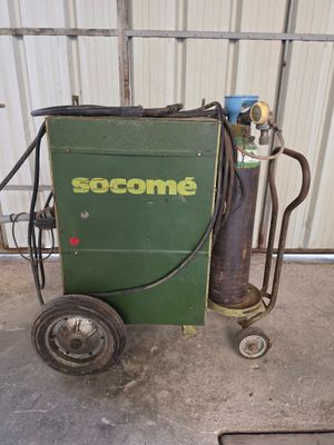 une machine verte qui se trouve dans un garage