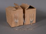 deux verres à vin vides devant une boîte en carton
