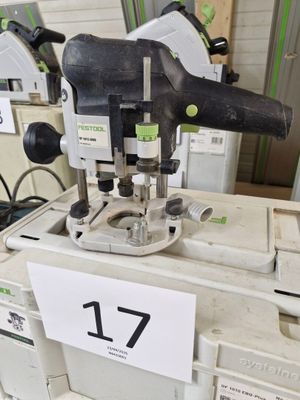 une machine posée sur une table