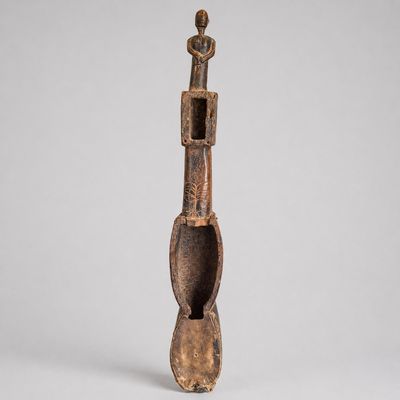 Inde Santal. Ancien cordophone, Sarhanghi, surmonté d'un per…