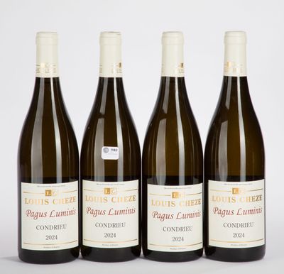 quatre bouteilles de vin sont alignées sur une surface blanche