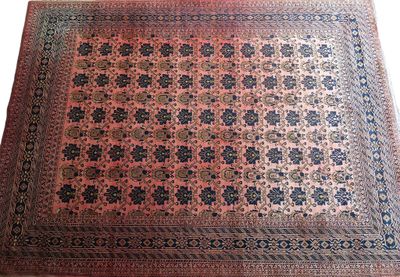 une image représentant un grand tapis oriental sur fond blanc
