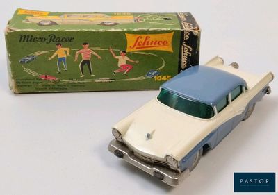 une voiture jouet posée à côté d'une boîte
