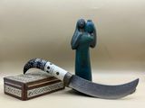 un couteau posé à côté d'une boîte