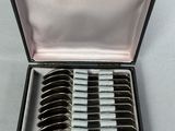 un ensemble de six cuillères plaquées argent dans un coffret noir