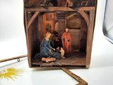une petite boîte contenant une image représentant une crèche