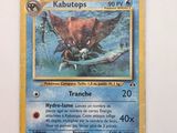 gros plan d'une carte pokemon sur une surface blanche