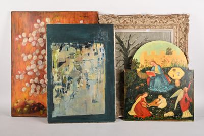 trois tableaux posés côte à côte sur une étagère