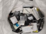un sac rempli d'appareils électroniques qui se trouvent à la poubelle