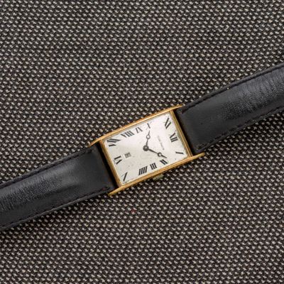 gros plan d'une montre-bracelet avec des chiffres romains