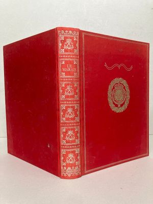 un livre rouge posé sur une table
