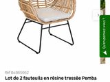 une photo d'une chaise en osier sur laquelle est posé un coussin blanc