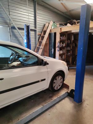 une voiture blanche garée dans un garage