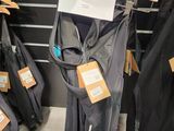 de nombreuses vestes suspendues à un portemanteau dans un magasin