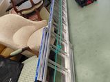 Plusieurs valises et bagages sont alignés sur un tapis roulant