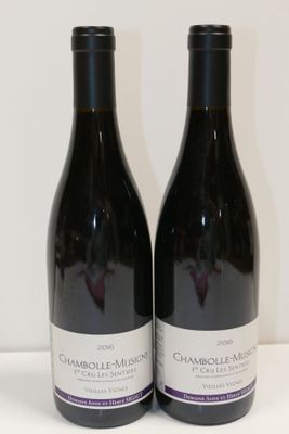 deux bouteilles de vin posées sur une table l'une à côté de l'autre