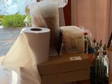 une pile de papier toilette et d'autres objets posés sur une table