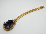 un collier en or et en améthyste orné d'une pierre violette