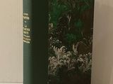 un livre vert sur lequel figure l'image d'une forêt