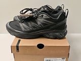une paire de chaussures noires posée sur une boîte en carton