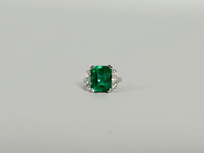 une bague en émeraude et diamant