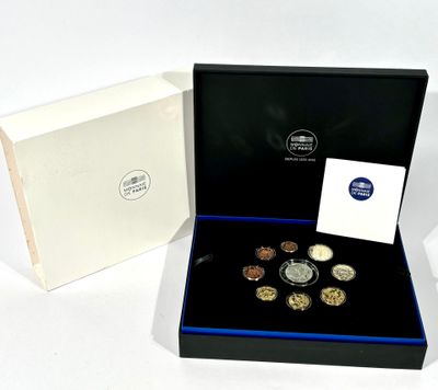 une boîte contenant une pièce et une carte