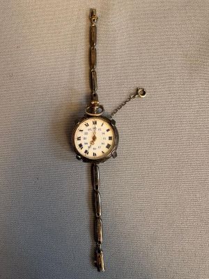 une horloge suspendue à une chaîne au mur