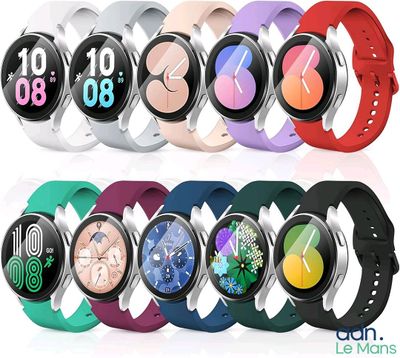 plusieurs montres connectées de différentes couleurs sur fond blanc