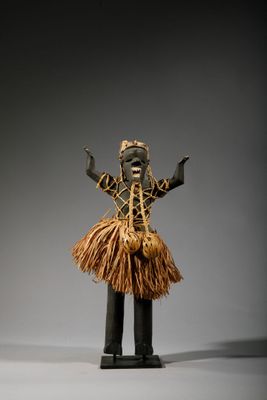 une image représentant une statue d'une personne vêtue d'une jupe en paille