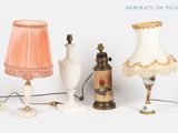 trois lampes placées l'une à côté de l'autre sur une table