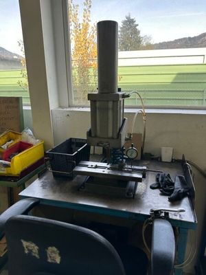 1 établi métallique avec presse pneumatique à redresser EMG-…