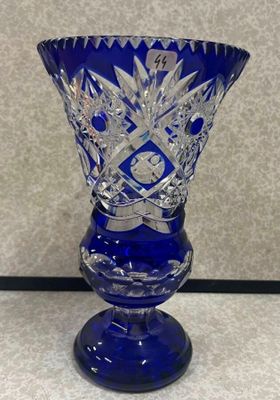 un gros plan d'un vase en verre bleu posé sur une table