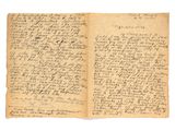un vieux livre sur lequel il y a des inscriptions et dans lequel se trouve un stylo