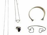 un assortiment de bijoux comprenant un collier, un bracelet et une bague