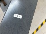 un gros plan d'un objet métallique sur lequel est collé un autocollant