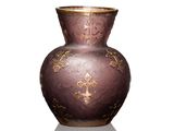 un vase violet orné de motifs dorés sur fond blanc