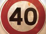 un panneau rouge et blanc sur lequel figure le chiffre 40