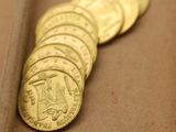 beaucoup de pièces d'or posées sur une table