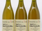 trois bouteilles de vin posées sur une table blanche