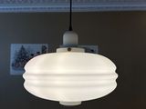 une lampe suspendue au plafond de la pièce