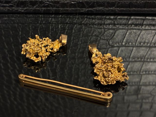 Deux pendentifs et une broche en or 18 carats 750 millièmes. En r...