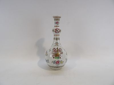 Vase en porcelaine polychrome de forme balustre à col oignon…