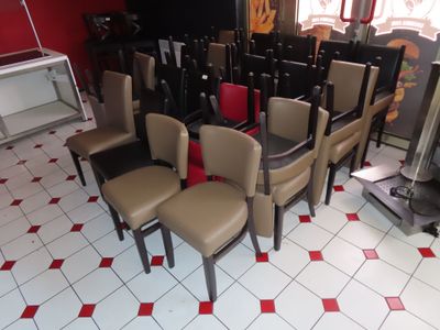 de nombreuses chaises disposées en cercle dans une pièce