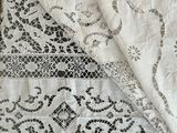 un gros plan sur une nappe blanche ornée d'un motif