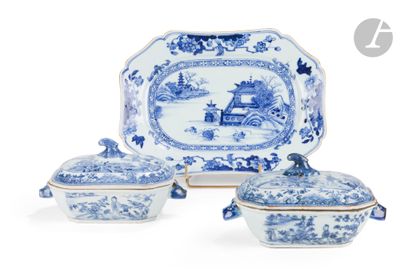 trois plats bleus et blancs avec couvercle, posés sur un plan de travail blanc