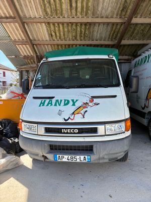 une camionnette blanche garée dans un garage